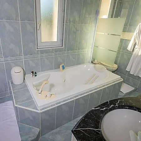 Domaine La Corniche Bed & Breakfast Bayon